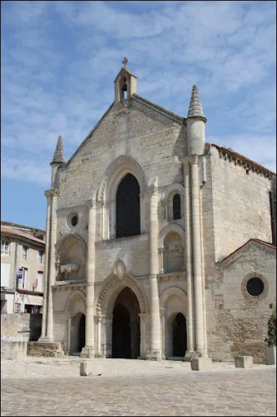 Quel est ce village, situé dans le nord-est du département, connu pour son ancienne abbatiale Saint-Pierre, du XIIe siècle ?