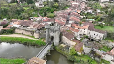 Quelle est cette ville, sous-préfecture, située au centre du département, troisième ville avec 10 000 habitants ?