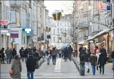 Combien le département des Deux-Sèvres compte-t-il d'habitants ?