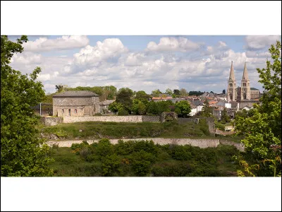 Quelle est cette ville de 8 600 habitants située dans le nord-ouest du département, en Gâtine ?