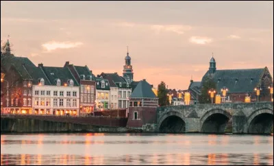 Dans quelle ville a-t-on signé la création de l'Union européenne ?