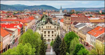 Kaschau, ville de l'empire austro-hongrois jusqu'en 1918, située en bordure des Carpates, est aujourd'hui la 2e ville de son pays avec 230 000 habitants : dans quel pays se trouve-t-elle ?