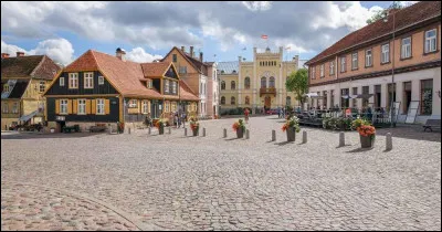 La ville de Kuldiga était, du XVIIe au XIXe siècle, sous le nom de Goldingen, l'une des capitales du duché de Courlande : dans quel pays se trouve aujourd'hui cette ville de 12 000 habitants ?