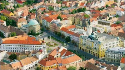 Cette ville de l'empire des Habsbourg, puis de l'empire austro-hongrois, occupée un siècle par les Ottomans, s'appelait Fünfkirchen jusqu'en 1867 ; c'est aujourd'hui une ville de 140 000 habitants qui se trouve en ....