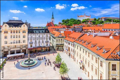 Presbourg / Pressburg a été une importante ville de l'empire austro-hongrois sur le Danube ; depuis 1919, elle porte le nom de ...