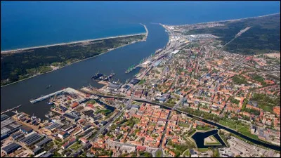 La ville de Memel, fondée par l'ordre Teutonique vers 1252, s'est développée comme ville commerçante et maritime sur la Baltique, avec une population majoritairement allemande ; elle a conservé le nom de Memel jusqu'en 1923. Il s'agit de ...