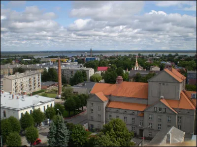 La ville de Libau, fondée en 1263 par l'ordre de Livonie, est devenue une importante ville marchande sur la Baltique ; elle conserve son nom allemand jusqu'en 1919. C'est aujourd'hui une ville de 65 000 habitants qui s'appelle ...