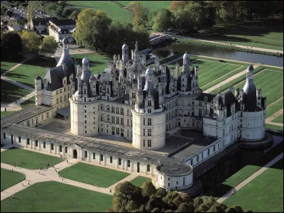 Quelle commune se situe dans le département du Loir-et-Cher, elle possède le plus grand des châteaux de la Loire ?