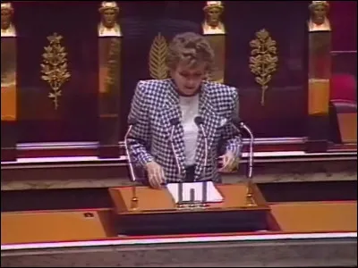 Edith Cresson qui l'a précédé à Matignon, était à sa nomination