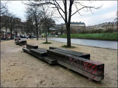 Quel est le nom de ce type de banc public, élément du mobilier urbain de la ville de Paris ?