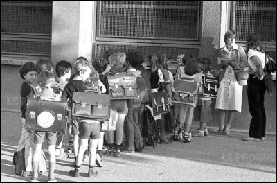 Avant d'entrer en classe, le maitre faisait généralement ranger les enfants...