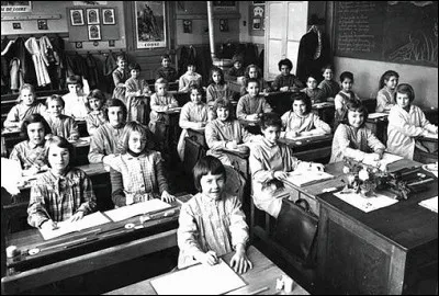 Les enfants choisissaient leur place dans la classe.