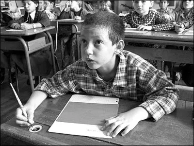 Quel était ce récipient blanc disposé sur chaque bureau ?