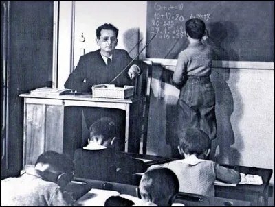 Quel accessoire le maître utilisait-il au tableau ?