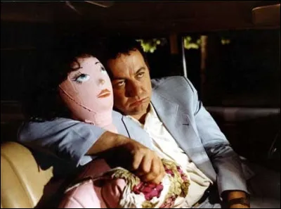 Dans quel film Coluche se retrouve-t-il avec une poupée gonflable ?