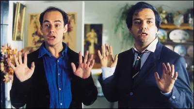 Dans quel film Bernard Campan et Didier Bourdon dorment-ils avec des poupées en porcelaine ?