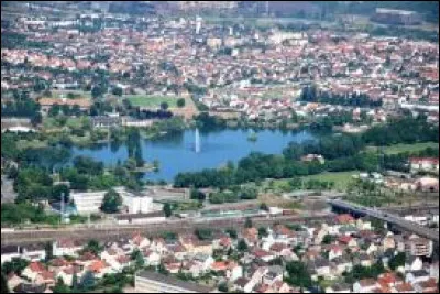Ville du bassin minier lorrain, elle est située pile entre Metz et Thionville :