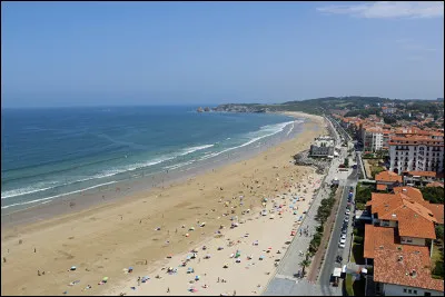 Dernière commune côtière de l'ouest avant la frontière espagnole. Dans cette ville se trouve la plus longue plage de la côte basque avec 3,5 km de plage :