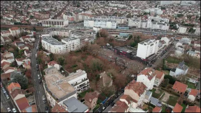 Ville des Yvelines non loin de la forêt de Saint-Germain-en-Laye, ses habitants sont appelés les Ovillois :