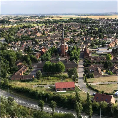 Ville de l'Artois urbaine en raison de son passé industriel, elle fait partie des quatre villes centres de l'agglomération Douai-Lens.
