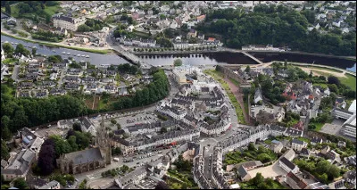 Cette ville de Bretagne est surnommée "Porte du Blavet" du fait de sa situation géographique :