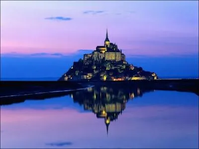 Le Mont-Saint-Michel est situ  l'est de l'embouchure de quel cours d'eau ?