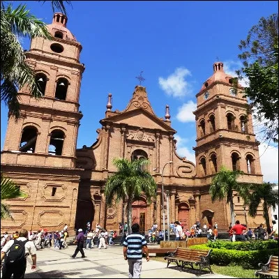 Quel pays situ&eacute; au nord du Chili a pour plus grande ville Santa Cruz de la Sierra ?