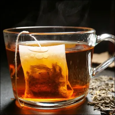 Quel fruit, sp&eacute;cialit&eacute; d�Agen, est couramment tremp&eacute; dans du th&eacute; ?