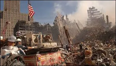Pourquoi les tours jumelles se sont-elles effondrées après les impacts avec les avions détournés ?