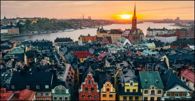 Quelle capitale européenne donne son nom au syndrome par lequel une victime se prend d'affection envers son bourreau ?