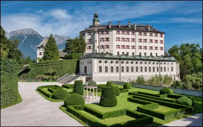 En quelle particularité physique le syndrome d'Ambras, du nom d'un château de la Renaissance aménagé par les Habsbourg dans le Tyrol autrichien, consiste-t-il ?