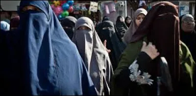 Quel doigt est plié dans le signe de Rabia ?