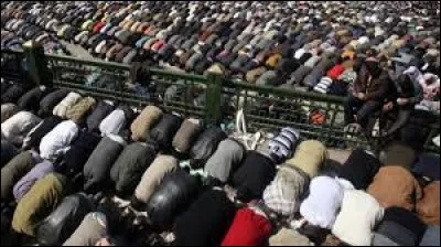 Dans quel pays le Front de salut national a-t-il été créé par des membres des Frères musulmans ?