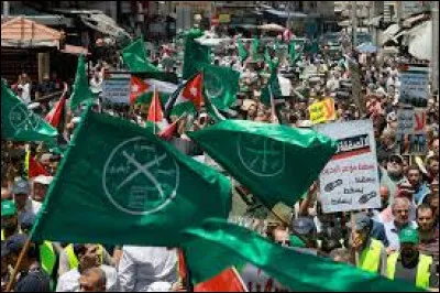 Comment appelle-t-on, en France, l'idéologie diffusée par les Frères musulmans ?