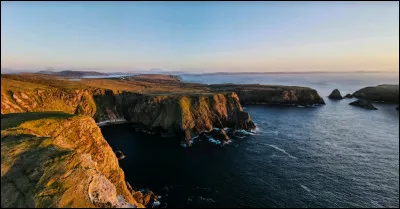 Nous sommes ici sur d'impressionnantes falaises non loin de Carrowteige, dans le comté de Mayo, en...