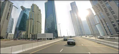 Nous sommes ici sur la rue Al Mustaqbal, dans une ville très connue du Moyen-Orient. Où voyageons-nous ?