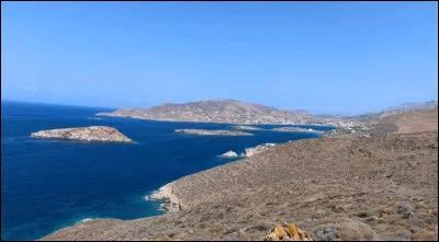 Nous sommes ici sur la magnifique île de Siros, non loin d'Ermoúpoli, dans les Cyclades. Dans quel pays cela est-il situé ?