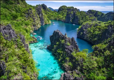 Combien d'îles et îlots compte l'archipel des Philippines ?