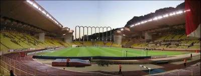 Dans quelle ville se trouve le Stade Louis II ?