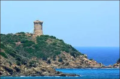 Quels &eacute;difices, au nombre de 120 en 1730 et de 67 aujourd'hui, furent construits sur tout le littoral pour prot&eacute;ger l'&icirc;le de Beaut&eacute; des pirates ?