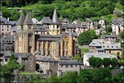 Conques, c&eacute;l&egrave;bre &eacute;tape du chemin de Compostelle, se situe dans quel d&eacute;partement ?