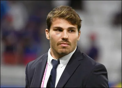 Dans quel sport ''Antoine Dupont'' s'illustre-t-il ?