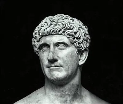 Avec quelle reine dÉgypte, Marc Antoine a-t-il eu 3 enfants ?