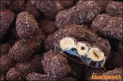 De quelle ville de l'Oise la confiserie nommée Picantins est-elle une spécialité ?