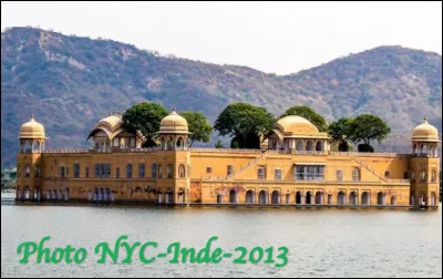 Quel est ce palais situé au milieu d'un lac à Jaipur au Rajasthan en Inde ?