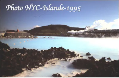 Quelle est cette station thermale d'Islande près de Reykjavik connue pour ces eaux aux couleurs cristallines provenant d'une centrale géothermique ?