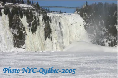 Quelle est cette chute d'eau de la province du Québec au Canada, site très populaire en hiver d'escalade glaciaire ?