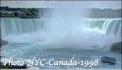 Quelles sont ces chutes, les plus célèbres du monde qui servent de frontière entre les États-Unis et le Canada ?