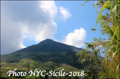 Quelle est celle île éolienne volcanique en mer Tyrrhénienne, connue pour son volcan actif éponyme ?