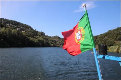 Quel est ce fleuve qui prend sa source en Espagne, traverse le Portugal et se jette dans l'océan Atlantique à Porto ?